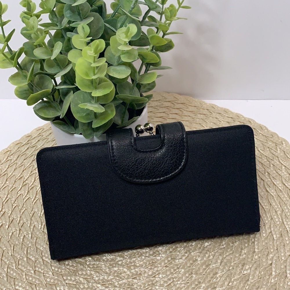 NWT mundi woman’s black wallet